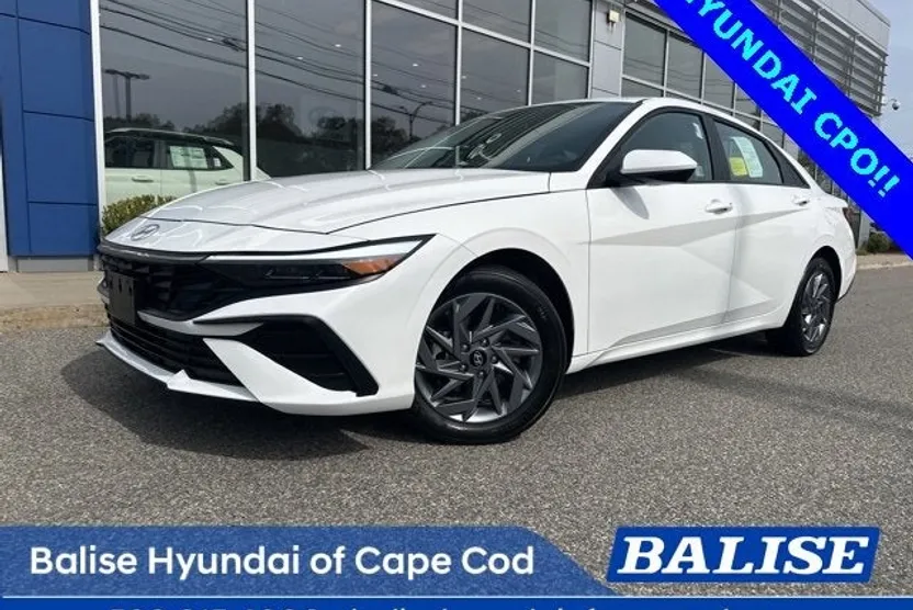 2024 Hyundai Elantra SEL photo 1