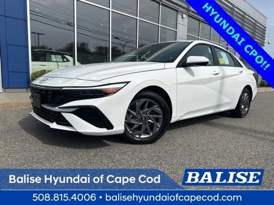 2024 Hyundai Elantra SEL photo 1