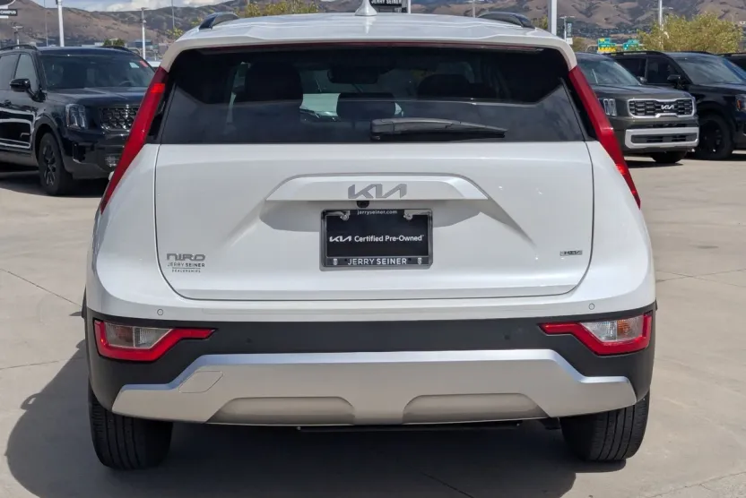 2023 Kia Niro EX photo 1