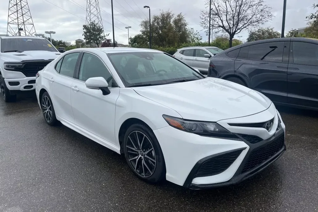 2024 Toyota Camry SE photo 1