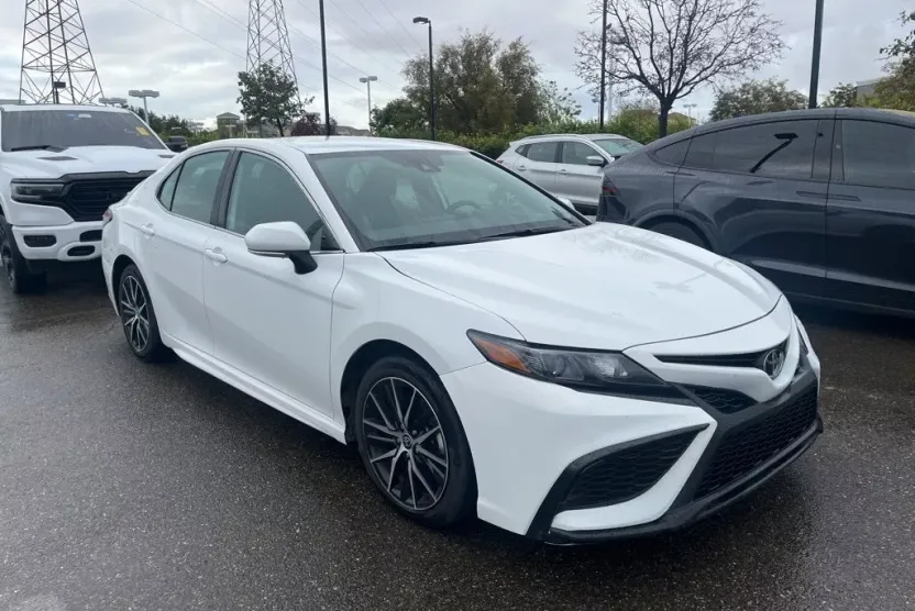 2024 Toyota Camry SE photo 1