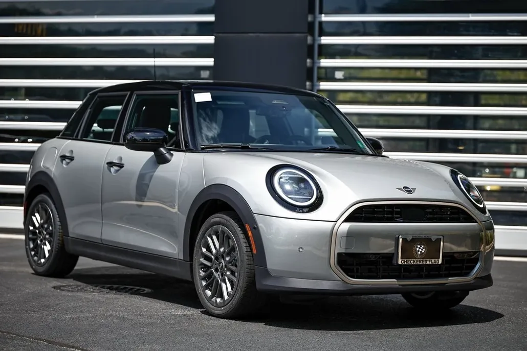 2025 Mini Cooper 4 Door Hardtop Signature photo 1