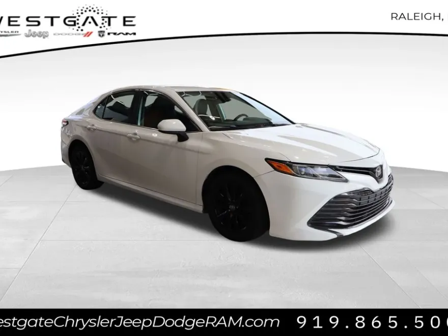 2019 Toyota Camry LE photo 1
