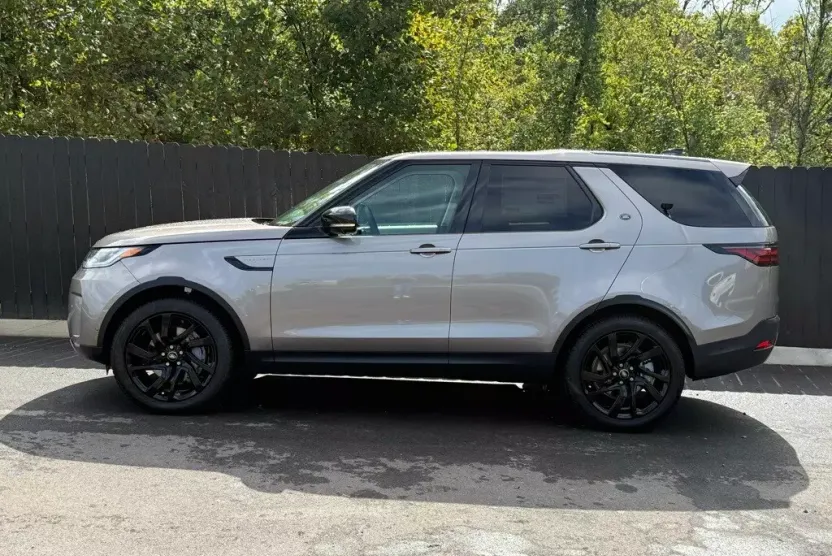 2025 Land Rover Discovery S photo 1
