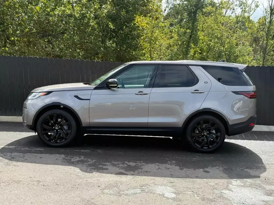 2025 Land Rover Discovery S photo 1