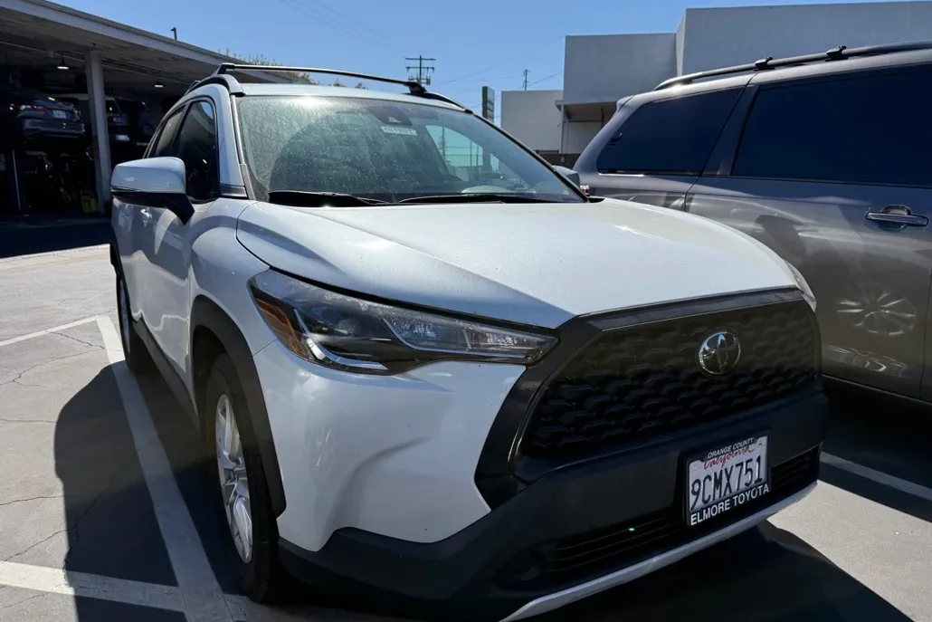 2022 Toyota Corolla Cross LE photo 1