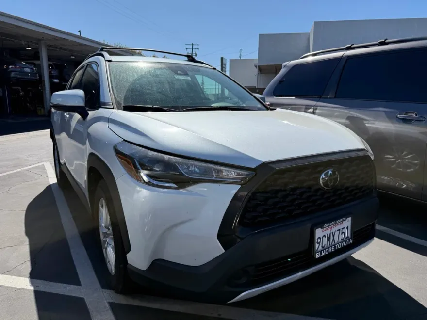 2022 Toyota Corolla Cross LE photo 1