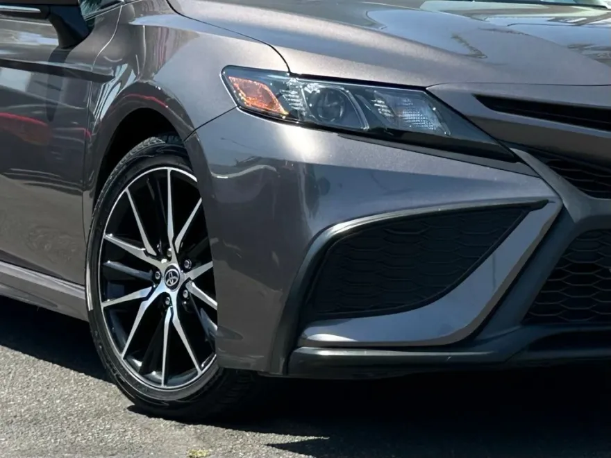 2022 Toyota Camry Hybrid SE photo 1