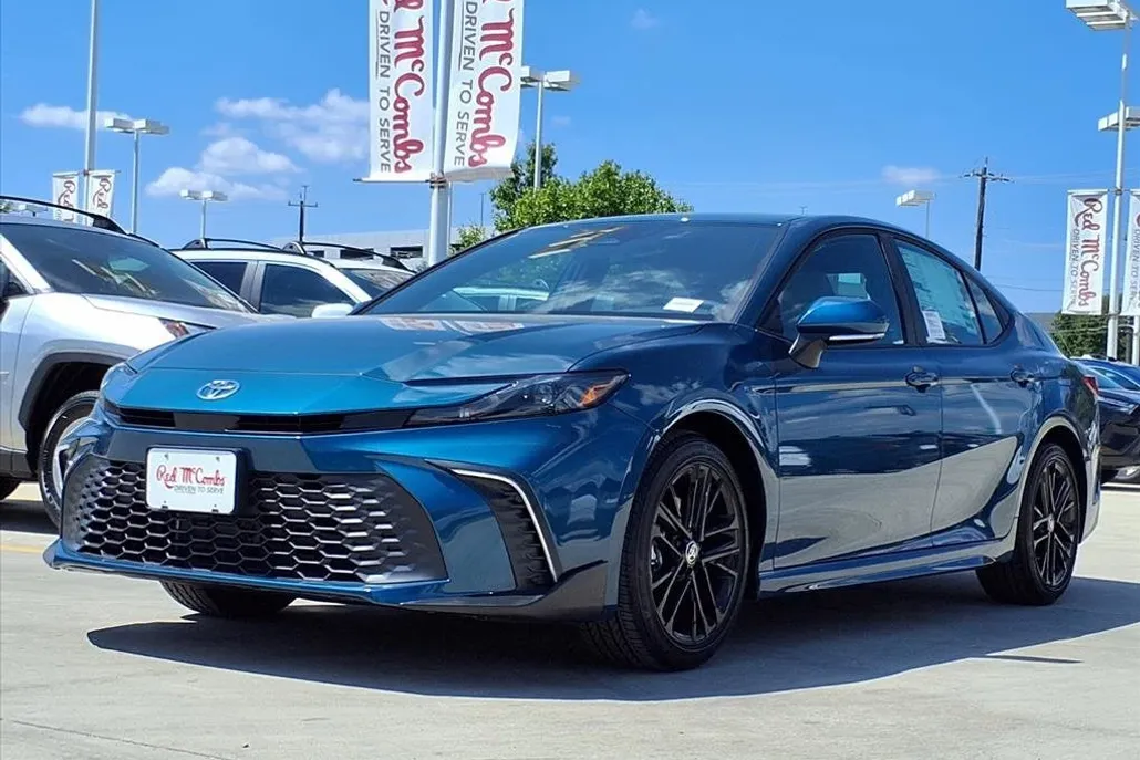 2025 Toyota Camry SE photo 1