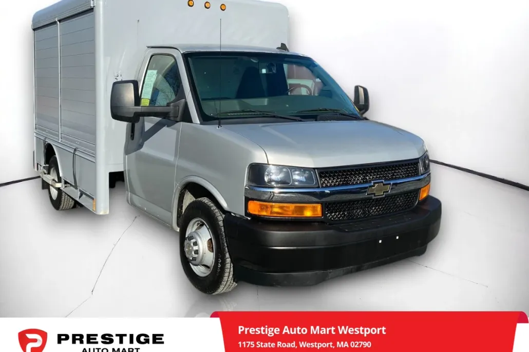 2017 Chevrolet Express Cutaway 3500 Van photo 1