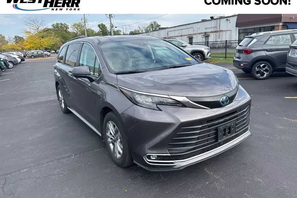 2024 Toyota Sienna XLE photo 1