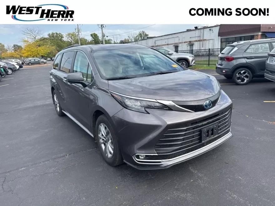 2024 Toyota Sienna XLE photo 1