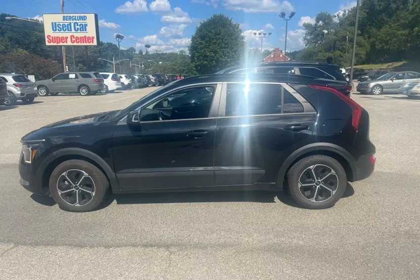 2023 Kia Niro EX photo 1