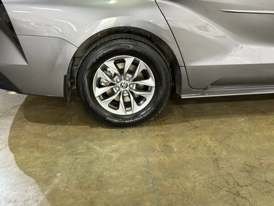 2022 Toyota Sienna LE photo 1