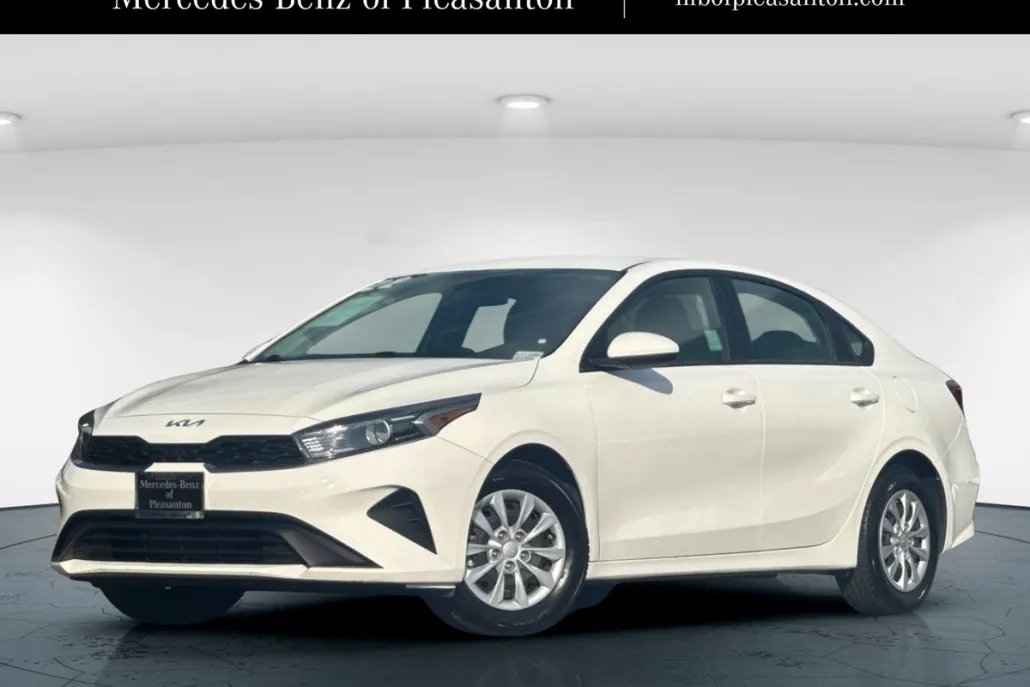2022 Kia Forte FE photo 1