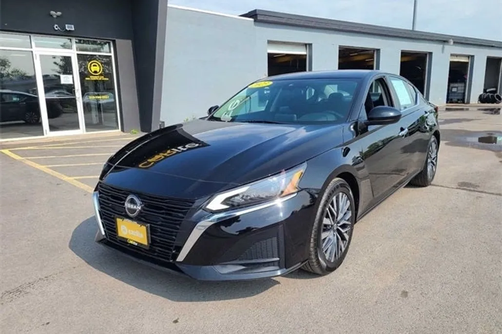 2023 Nissan Altima 2.5 SV photo 1