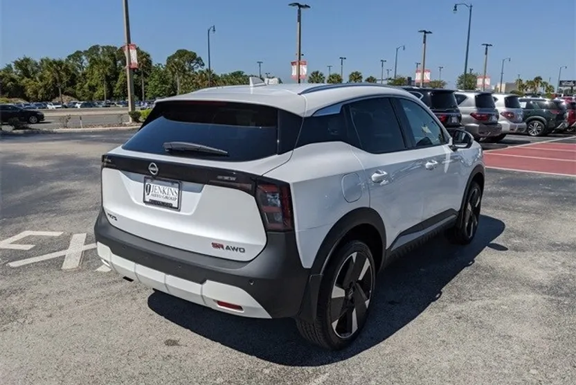 2025 Nissan Kicks SR photo 1