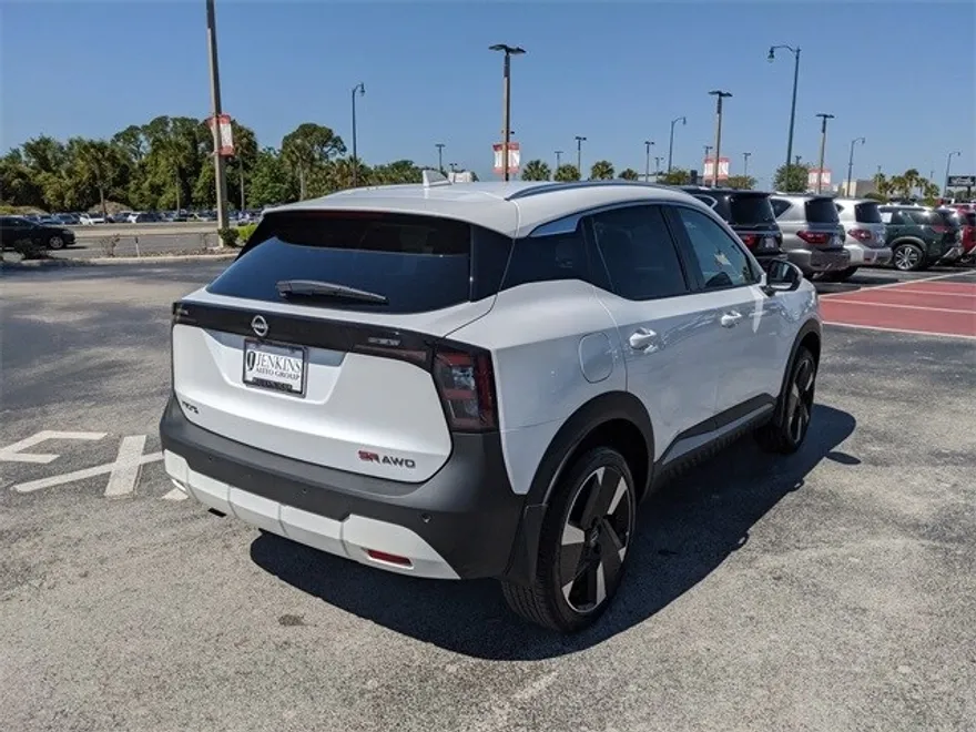 2025 Nissan Kicks SR photo 1