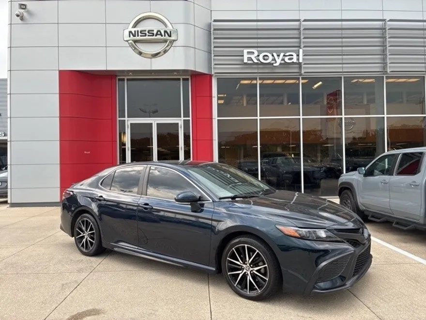 2021 Toyota Camry SE photo 1