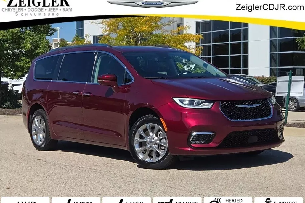 2021 Chrysler Pacifica Touring L photo 1