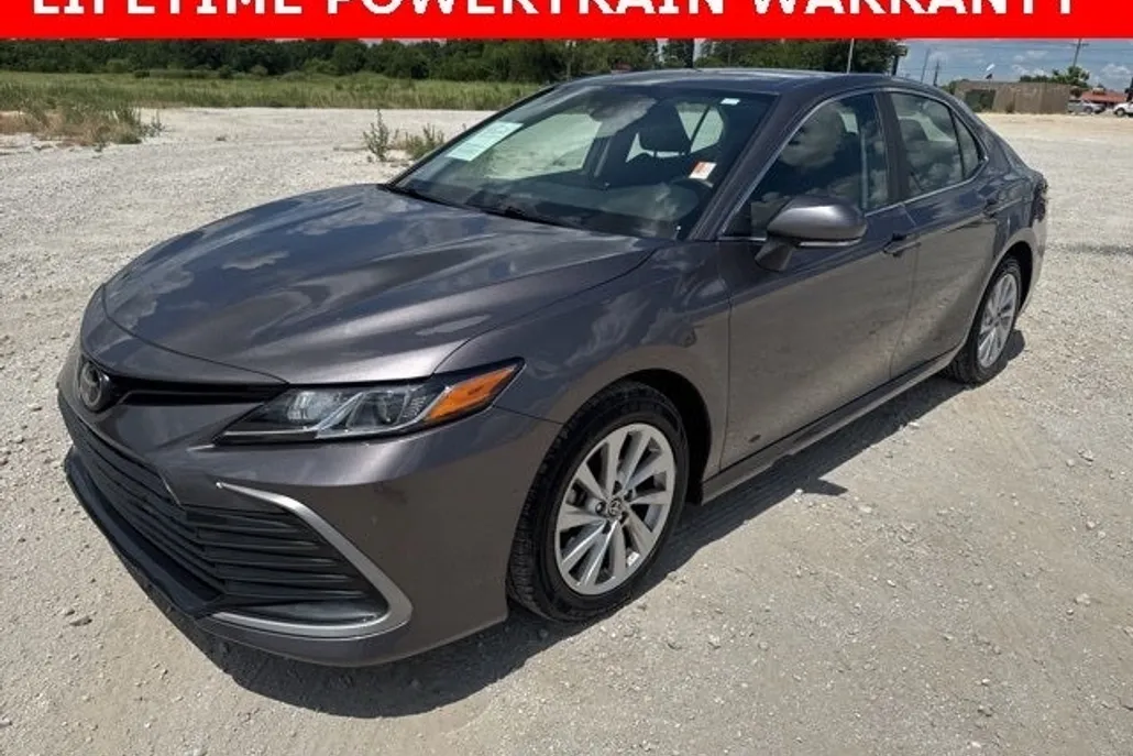 2023 Toyota Camry LE photo 1