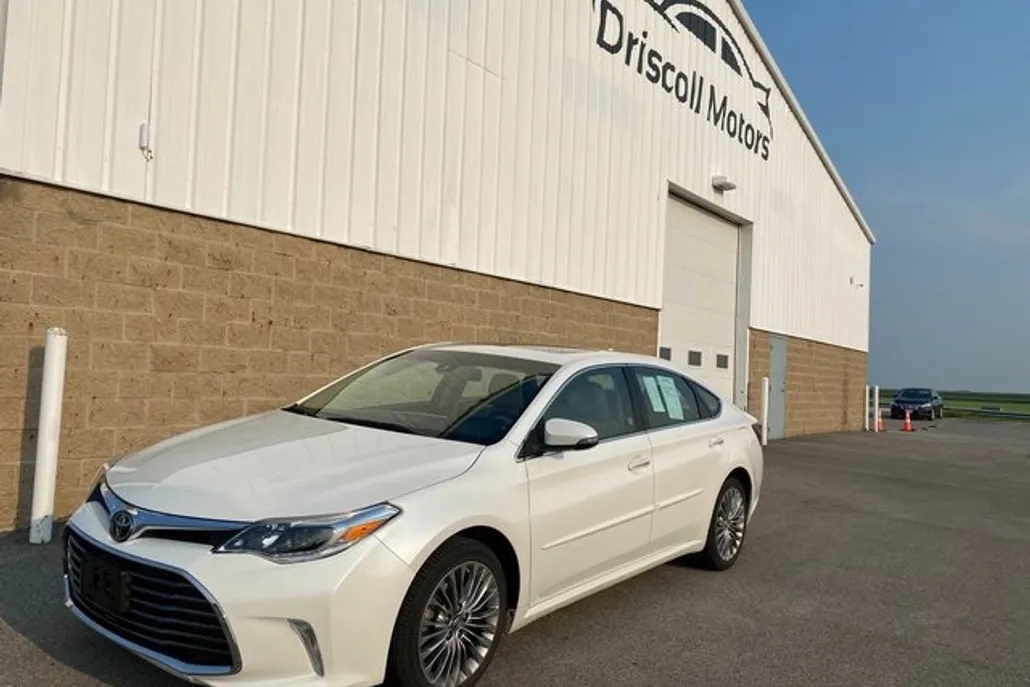 2016 Toyota Avalon Limited photo 1