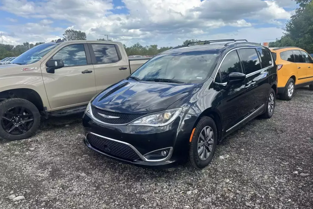 2020 Chrysler Pacifica Touring L photo 1