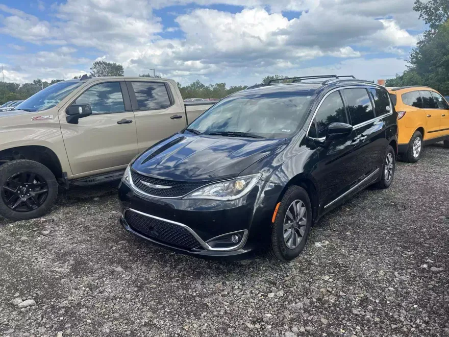 2020 Chrysler Pacifica Touring L photo 1