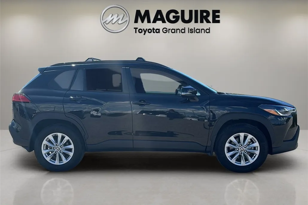 2022 Toyota Corolla Cross LE photo 1