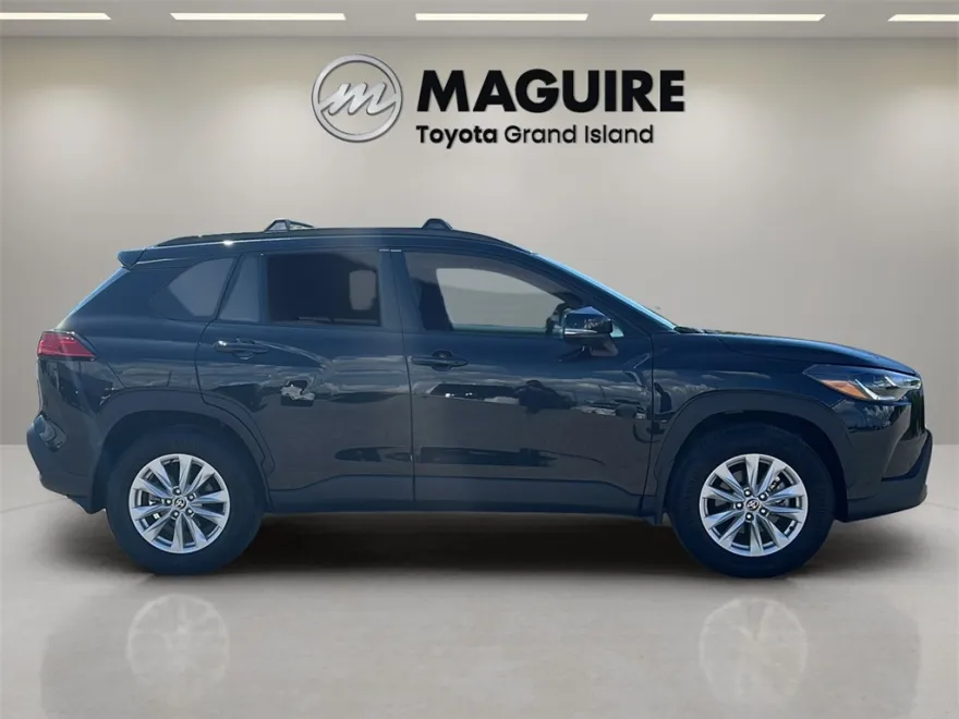2022 Toyota Corolla Cross LE photo 1