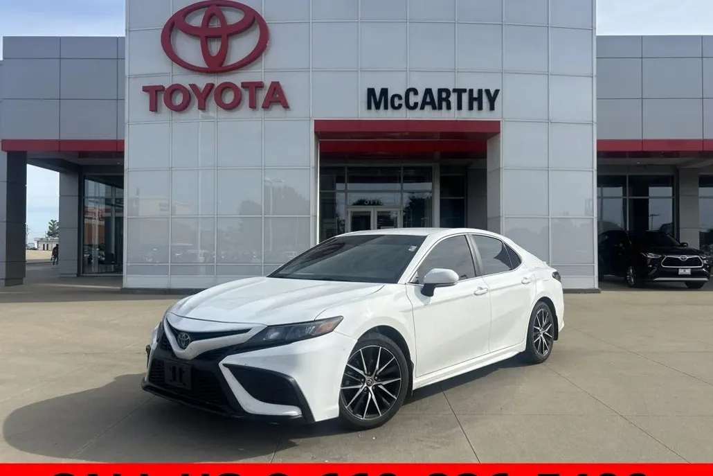 2022 Toyota Camry SE photo 1