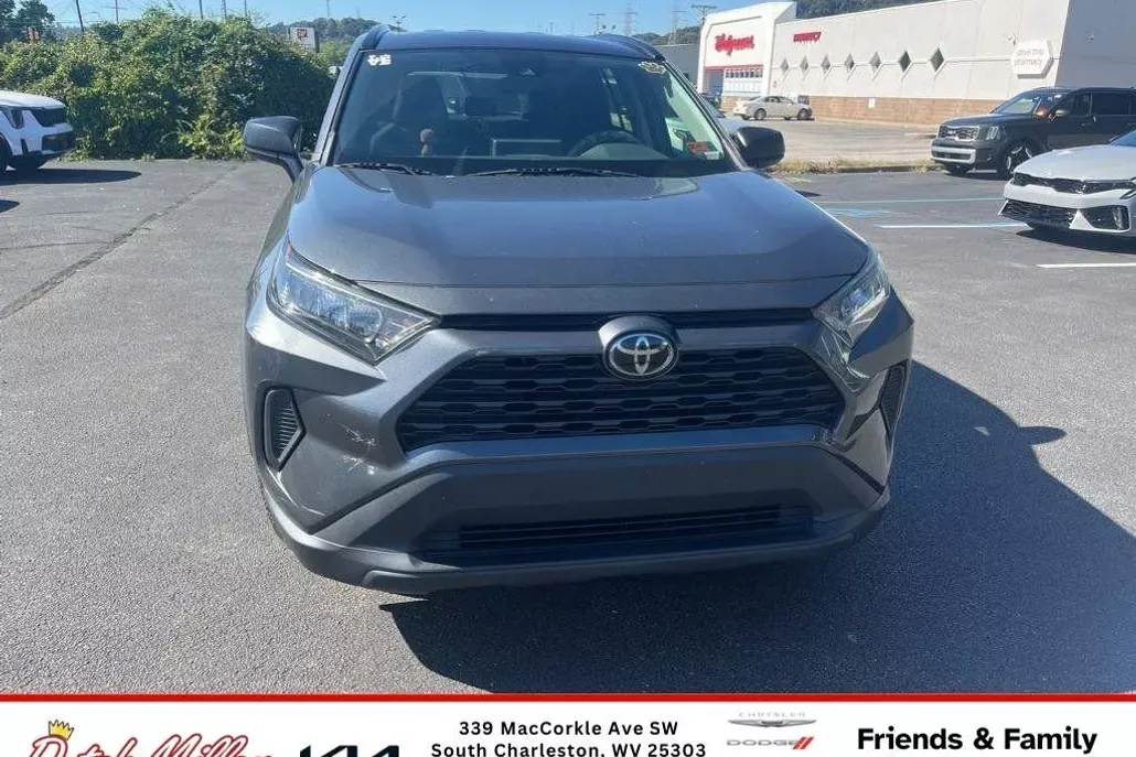 2019 Toyota RAV4 LE photo 1