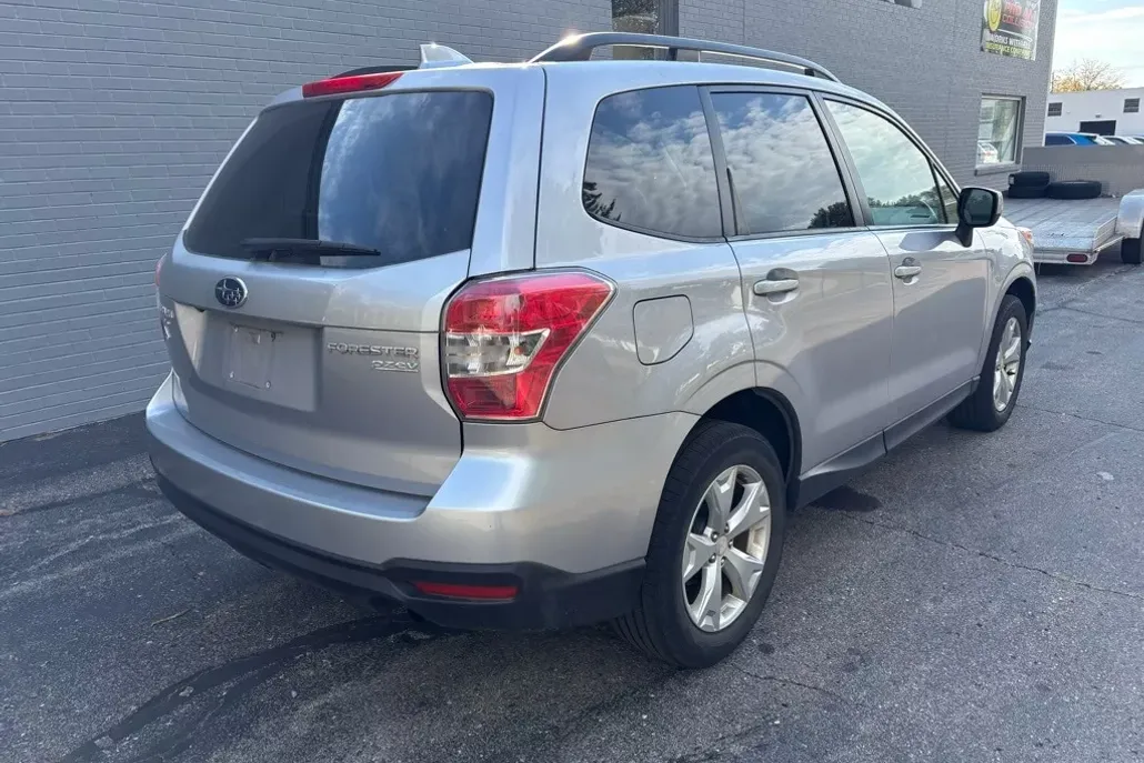 2016 Subaru Forester 2.5i Premium photo 1
