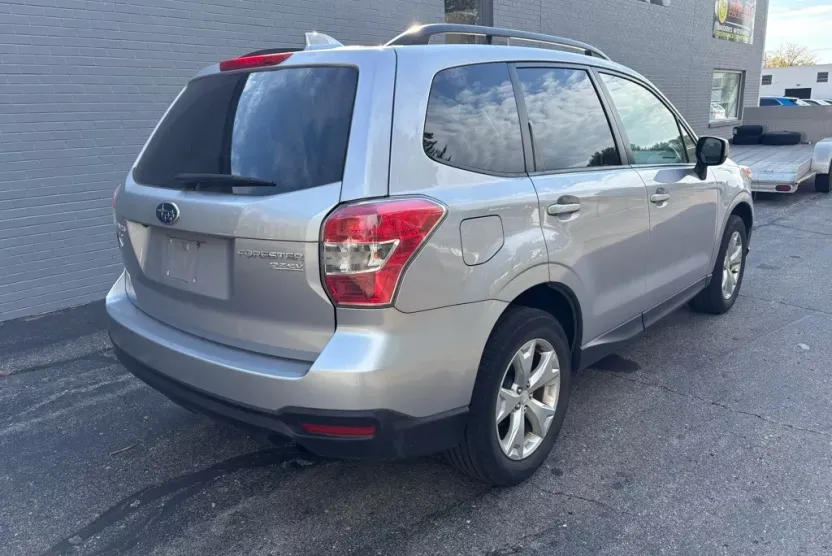 2016 Subaru Forester 2.5i Premium photo 1