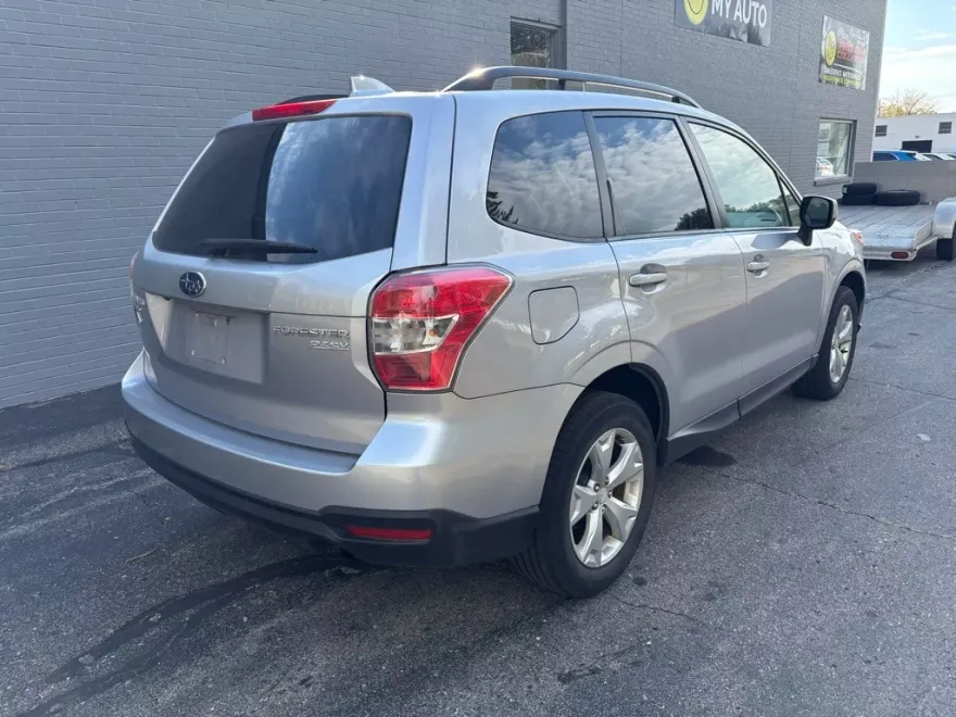 2016 Subaru Forester 2.5i Premium photo 1