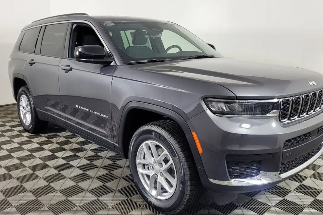 2025 Jeep Grand Cherokee Laredo photo 1