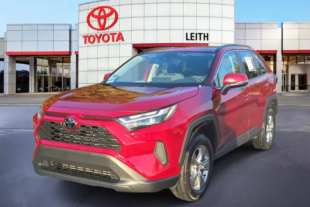 2022 Toyota RAV4 XLE photo 1