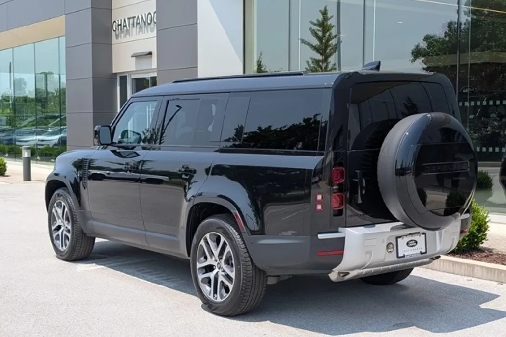 2025 Land Rover Defender 130 S photo 1