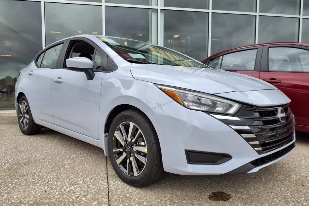 2025 Nissan Versa SV photo 1