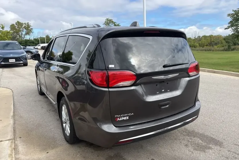 2019 Chrysler Pacifica Touring L photo 1