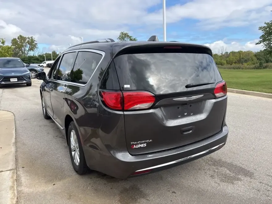 2019 Chrysler Pacifica Touring L photo 1