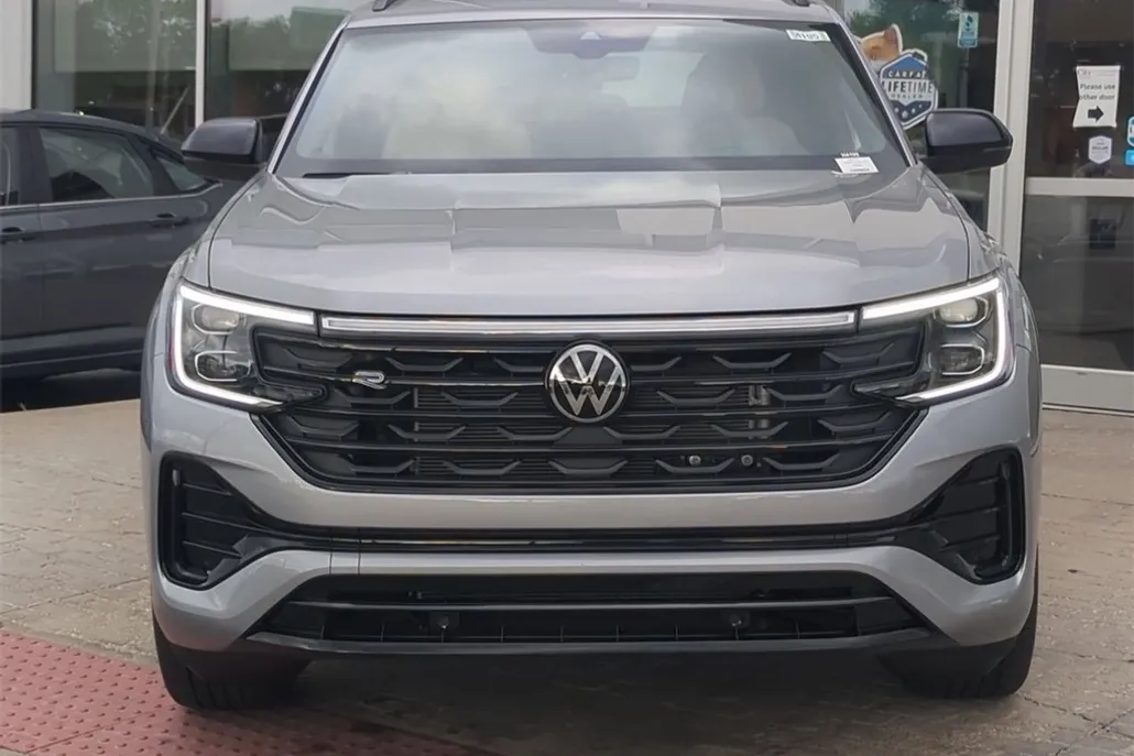 2026 Volkswagen Atlas Cross Sport SEL R-Line photo 1