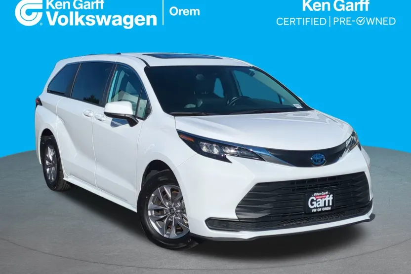 2024 Toyota Sienna LE photo 1
