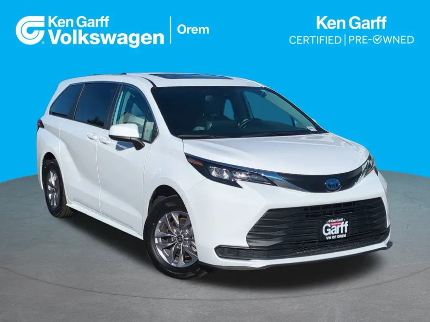 2024 Toyota Sienna LE photo 1