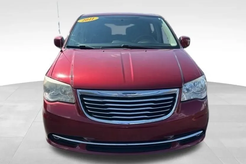 2011 Chrysler Town & Country Touring photo 1