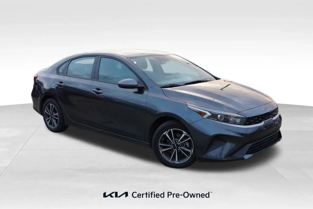 2023 Kia Forte LXS photo 1