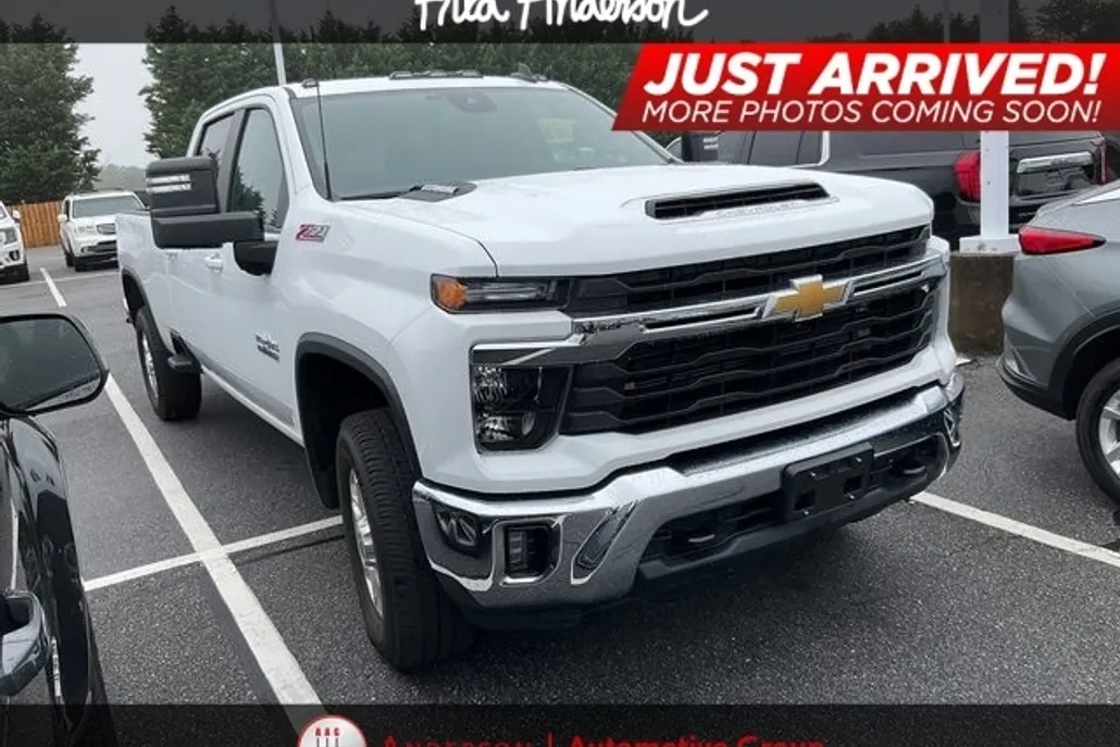 2024 Chevrolet Silverado 3500HD LT photo 1