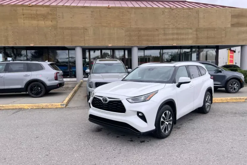 2024 Toyota Highlander XLE photo 1