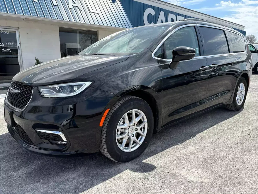 2022 Chrysler Pacifica Touring L photo 1