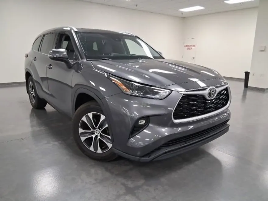 2022 Toyota Highlander XLE photo 1